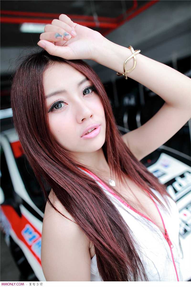 特别专辑性感酥胸车模秀大长腿图片