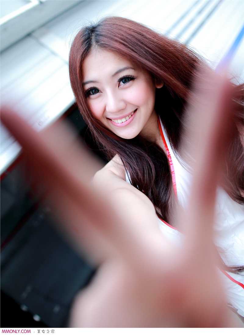 特别专辑性感酥胸车模秀大长腿图片