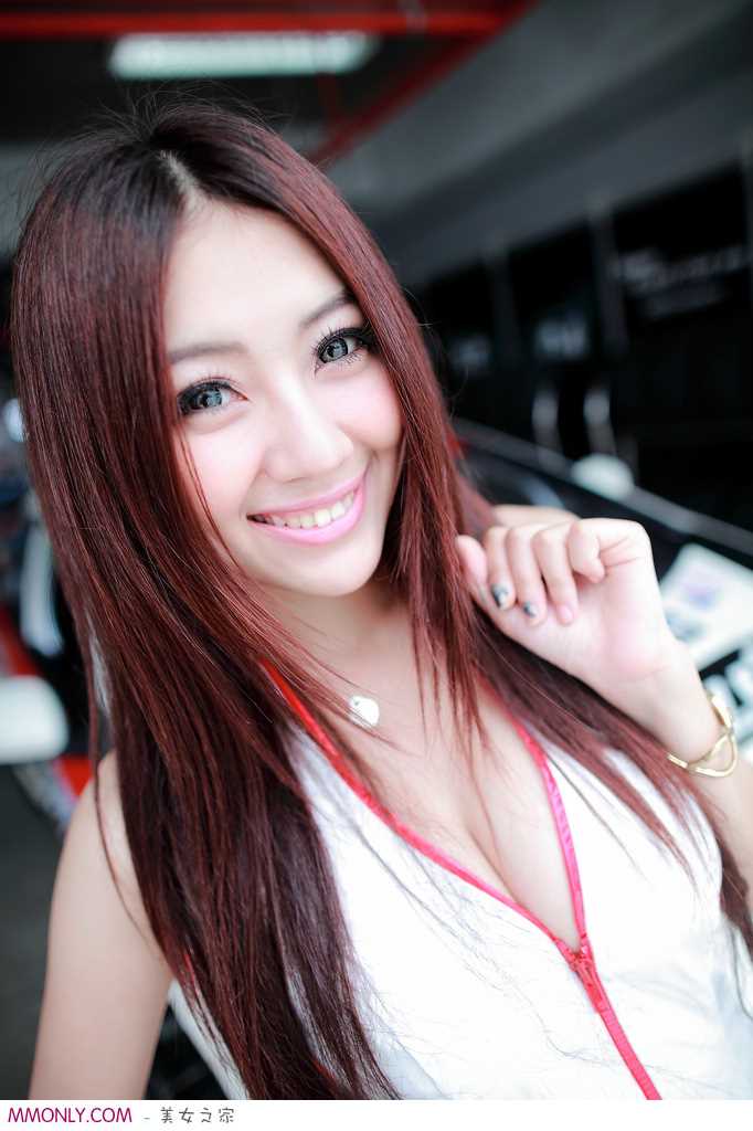 特别专辑性感酥胸车模秀大长腿图片