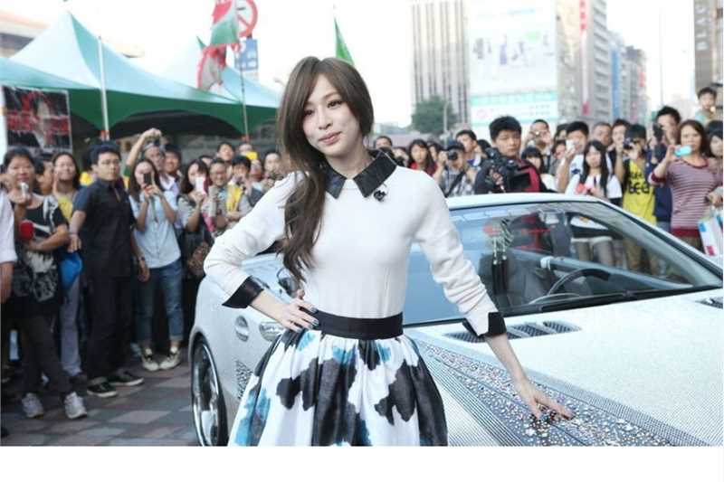 最新台湾甜心教主王心凌变身车模图集