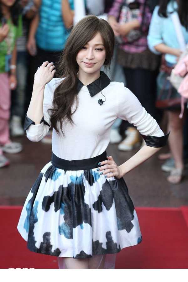 最新台湾甜心教主王心凌变身车模图集