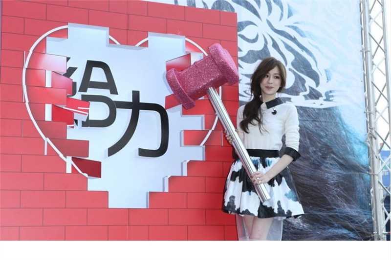 最新台湾甜心教主王心凌变身车模图集