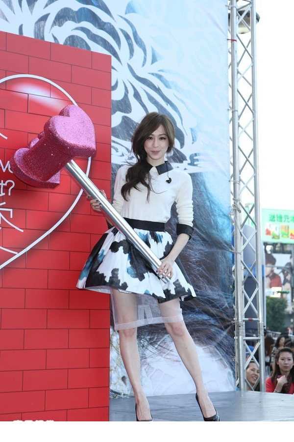 最新台湾甜心教主王心凌变身车模图集