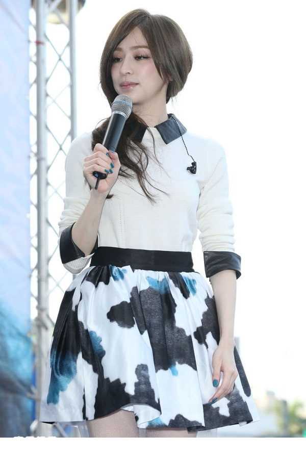 最新台湾甜心教主王心凌变身车模图集