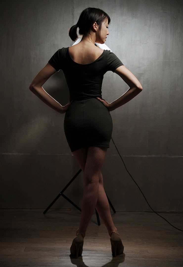 最新韩国性感车模秀美臀壁纸