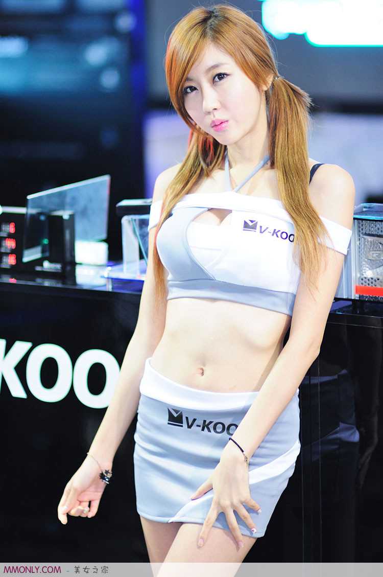 特别专辑韩国车模崔星儿活动现场照图片