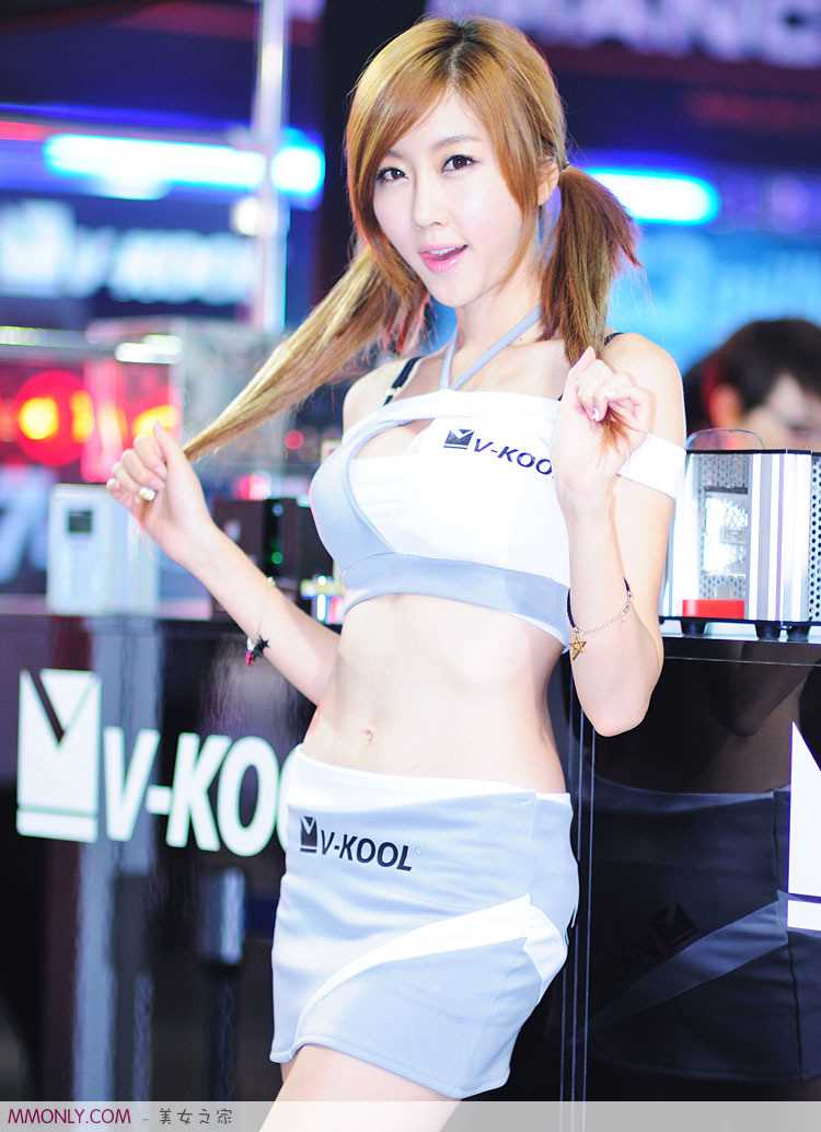 特别专辑韩国车模崔星儿活动现场照图片