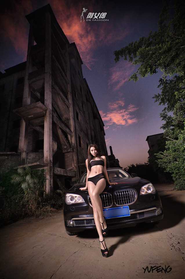 精选黑色内衣车模性感翘臀图册