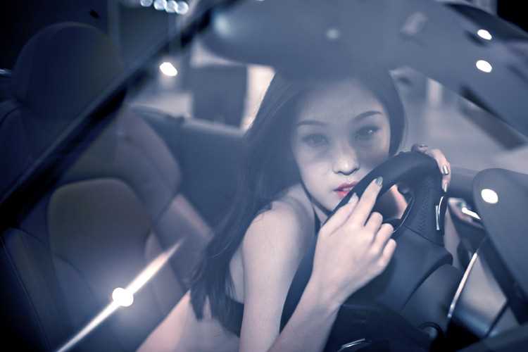 最新车模性感比基尼豪车大秀迷人壁纸