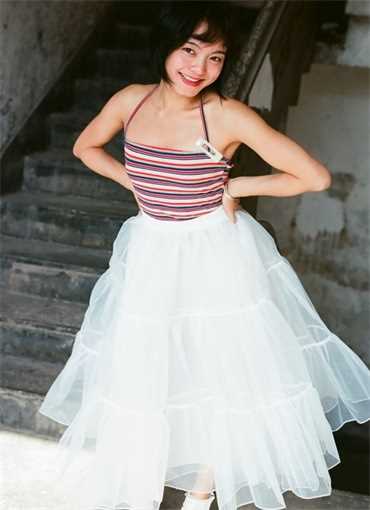 精选甜美车模性感真空娇俏美臀图册