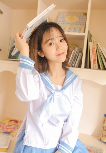 甜美车模张立鑫长腿翘臀车展图片集锦