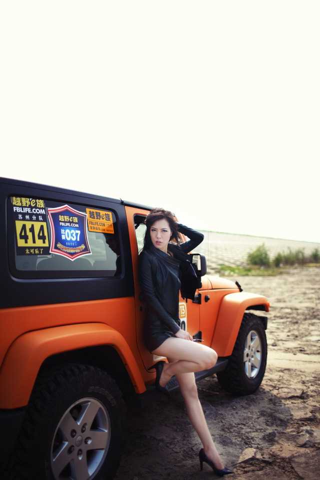 精选吉普性感车模狂野般的情趣诱惑图册