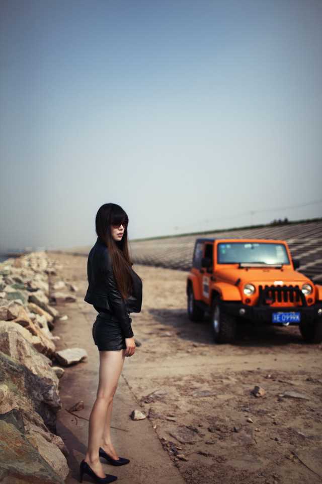 精选吉普性感车模狂野般的情趣诱惑图册