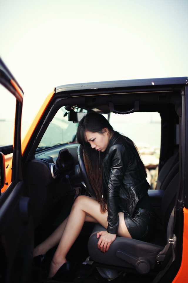 精选吉普性感车模狂野般的情趣诱惑图册