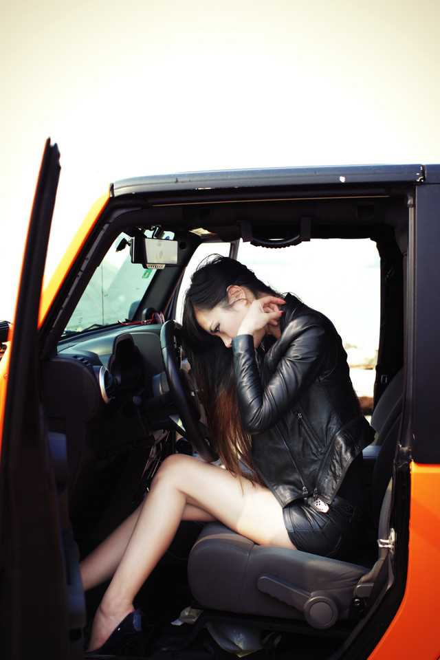 精选吉普性感车模狂野般的情趣诱惑图册