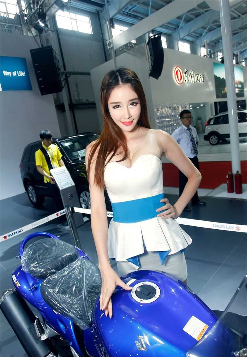 最全甜美美女车模俏皮可人壁纸