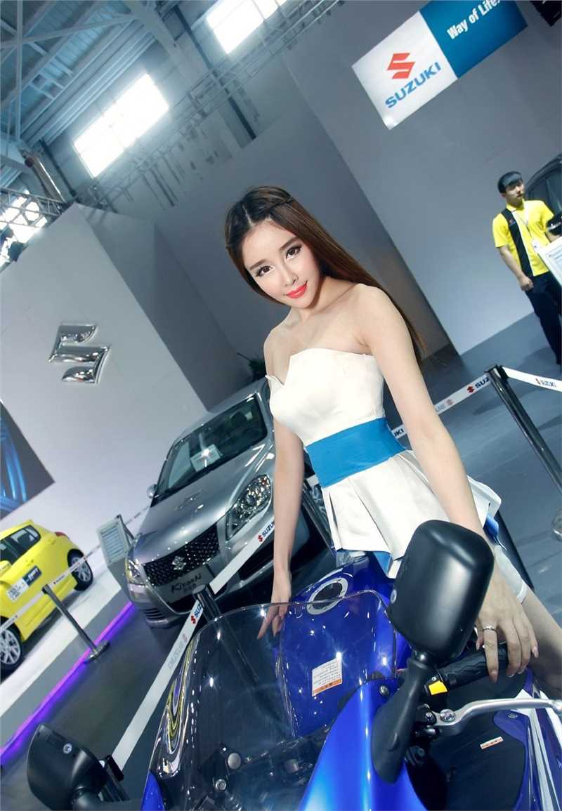 最全甜美美女车模俏皮可人壁纸