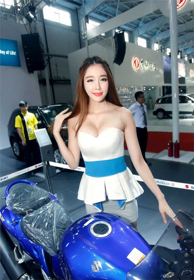 最全甜美美女车模俏皮可人壁纸