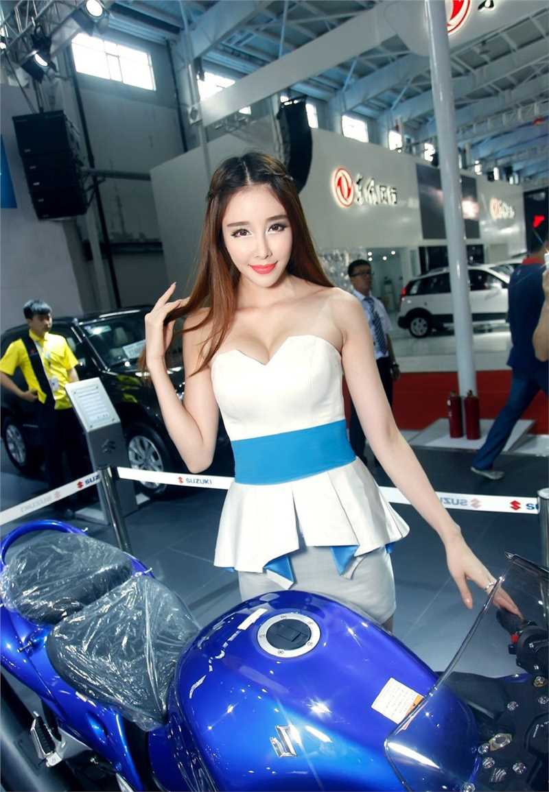 最全甜美美女车模俏皮可人壁纸