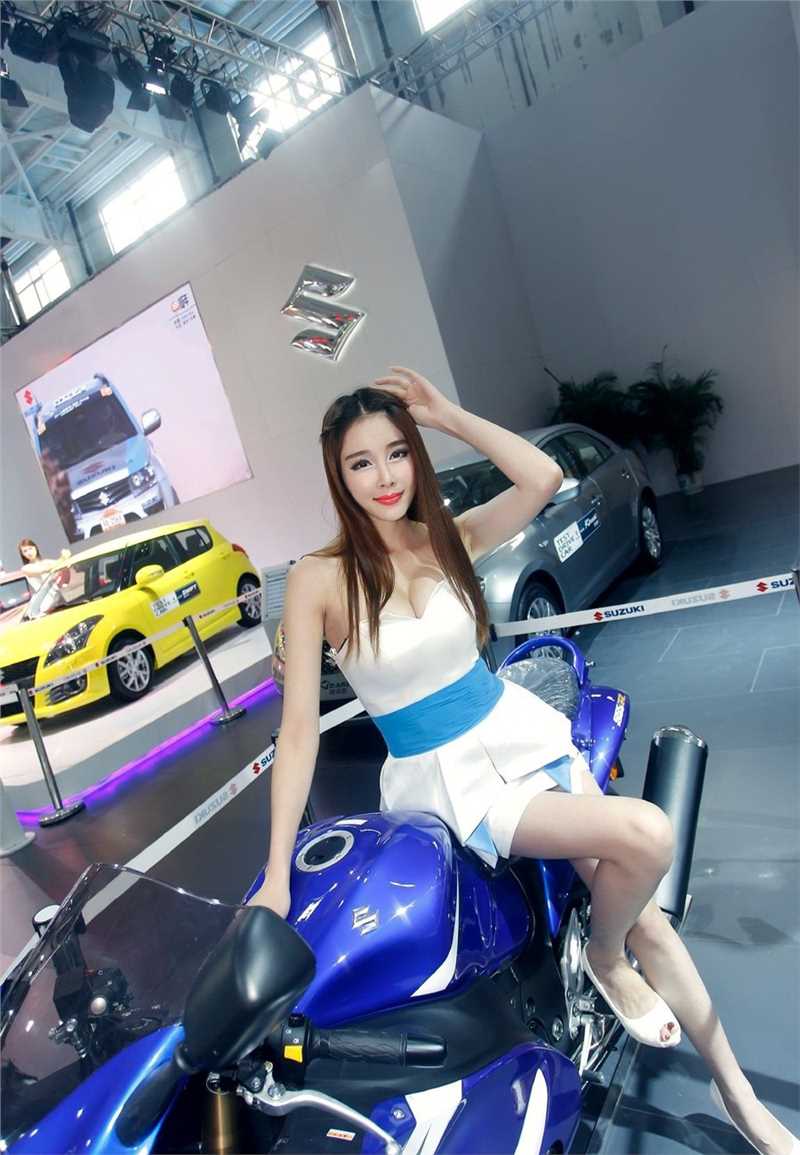 最全甜美美女车模俏皮可人壁纸