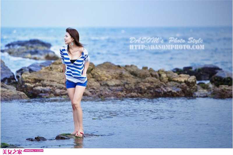 韩国美女车模李智友清纯写照