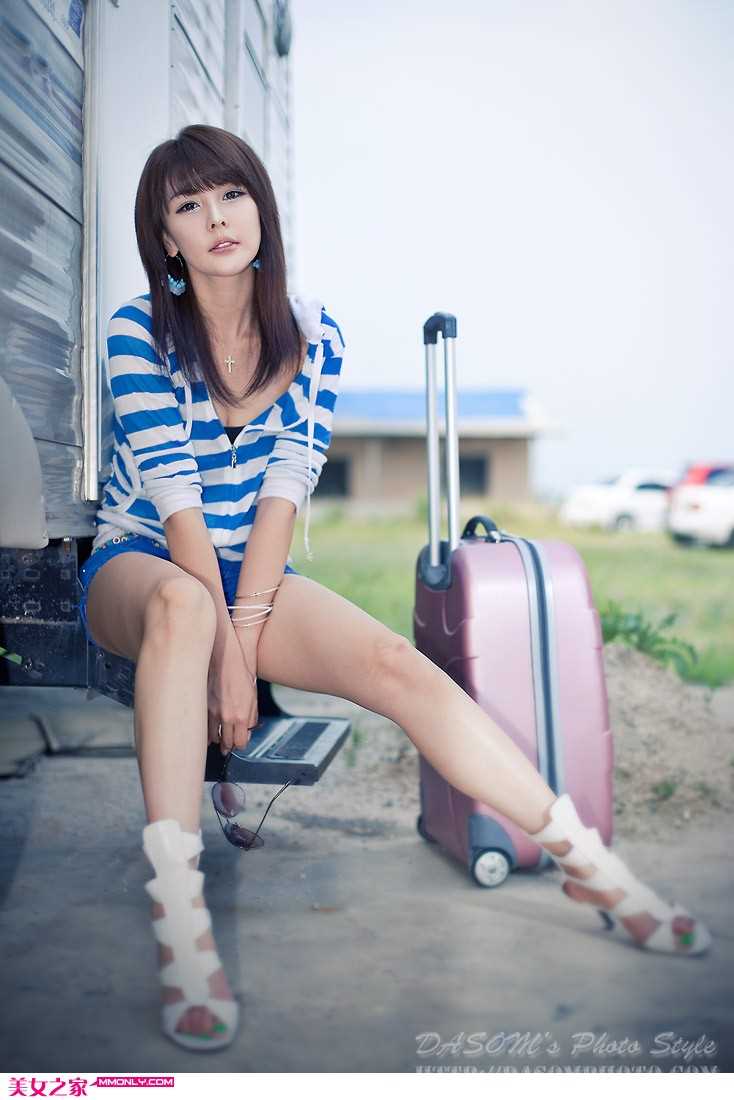 韩国美女车模李智友清纯写照