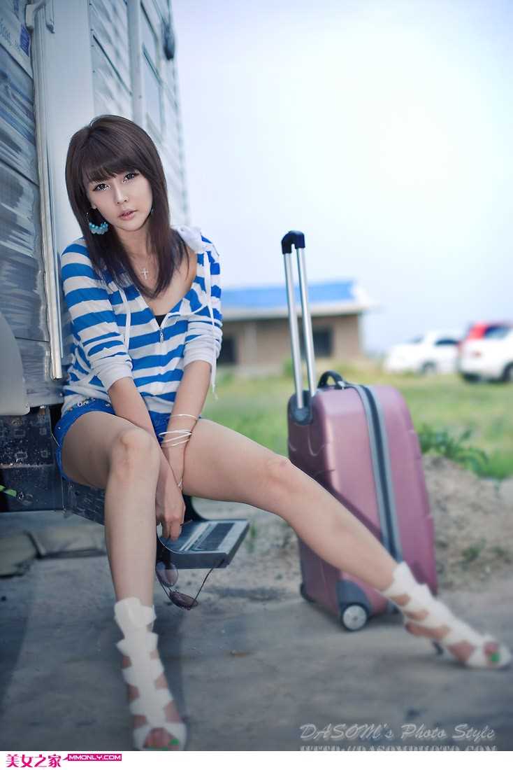 韩国美女车模李智友清纯写照