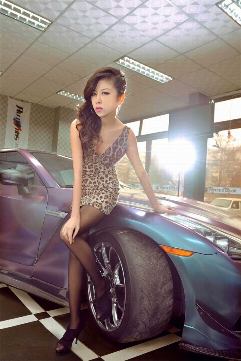 最新性感车模刘雅涵豹纹长腿黑丝壁纸
