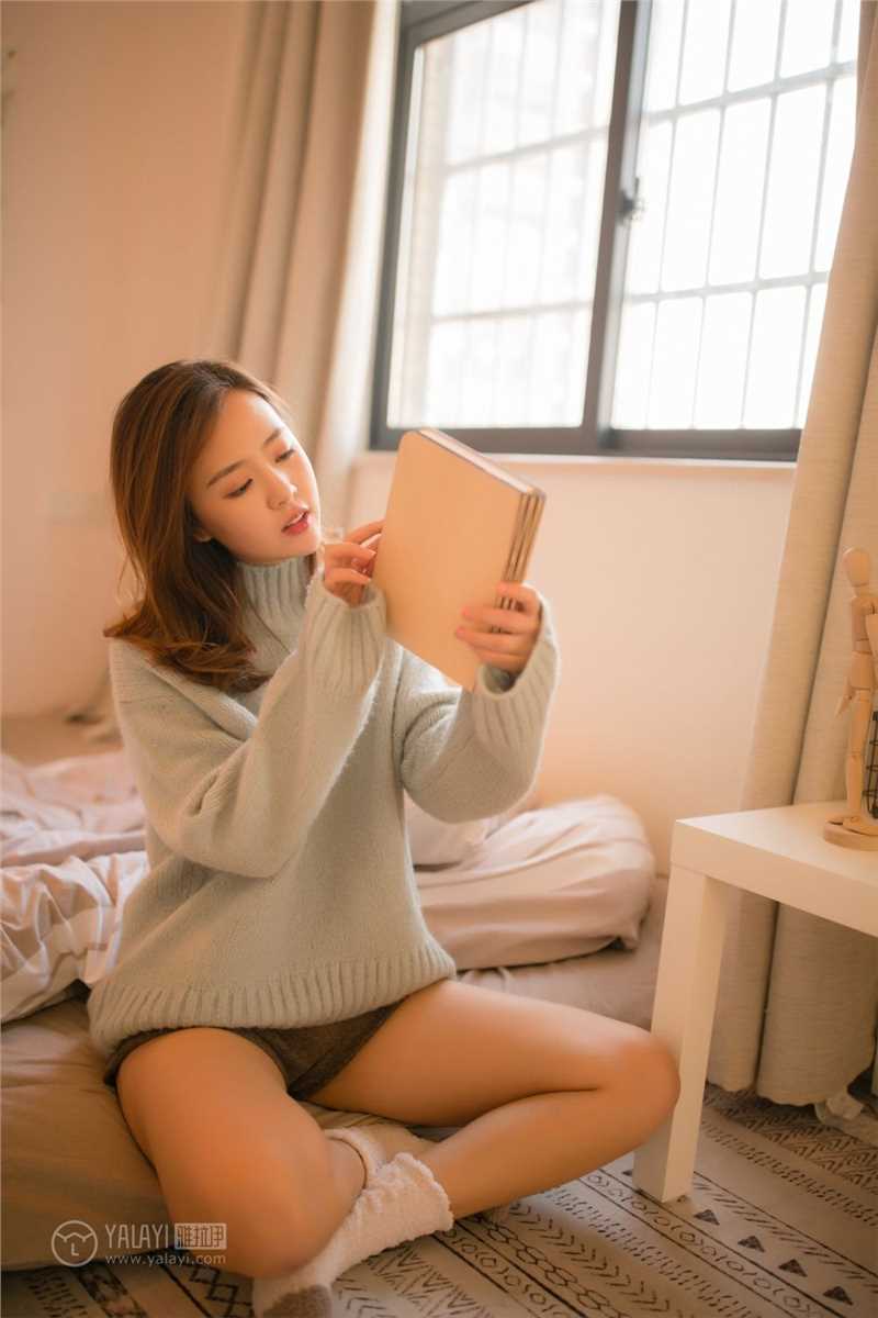 年轻的女孩26岁美女房客笑盈盈性感大长腿活力私房