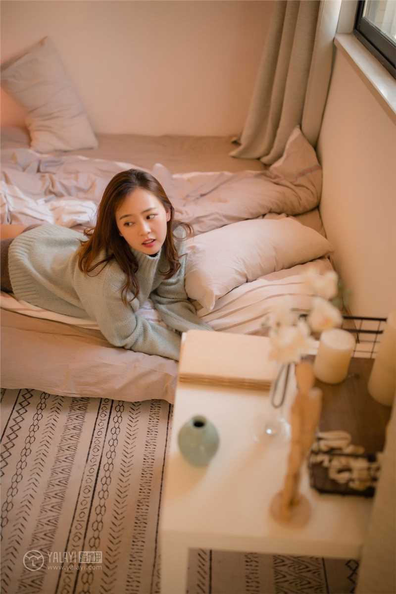 年轻的女孩26岁美女房客笑盈盈性感大长腿活力私房