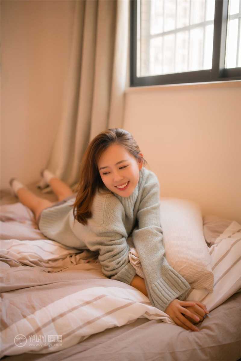 年轻的女孩26岁美女房客笑盈盈性感大长腿活力私房