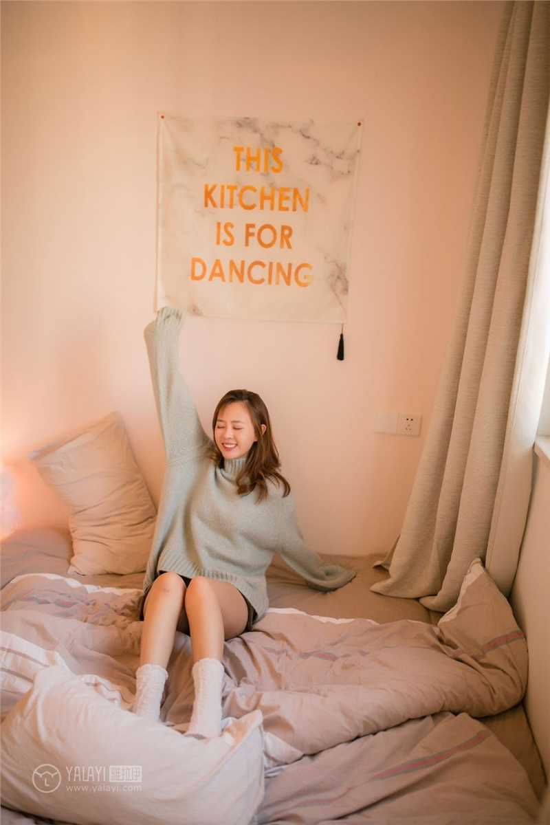 年轻的女孩26岁美女房客笑盈盈性感大长腿活力私房