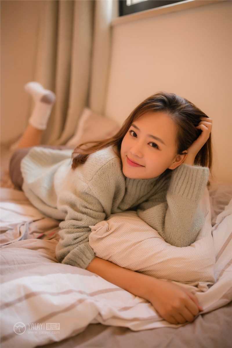 年轻的女孩26岁美女房客笑盈盈性感大长腿活力私房