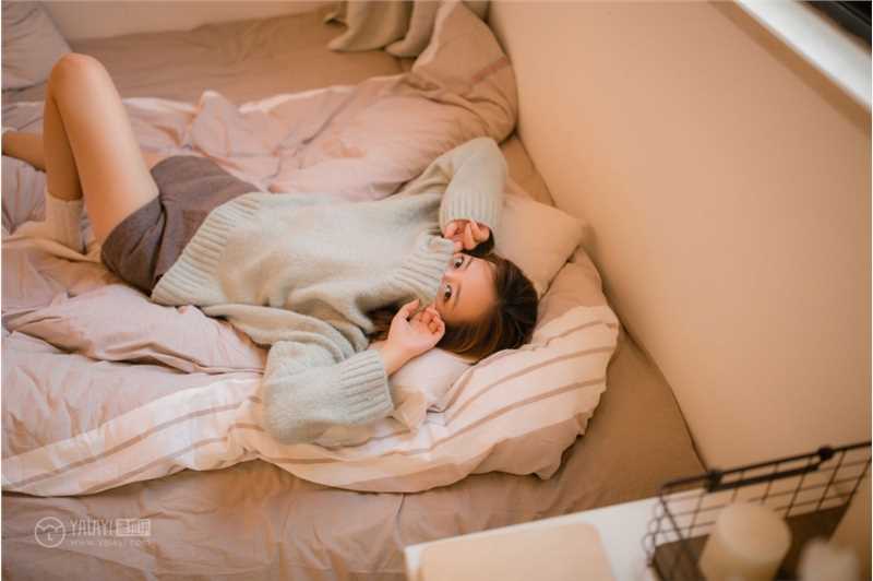 年轻的女孩26岁美女房客笑盈盈性感大长腿活力私房