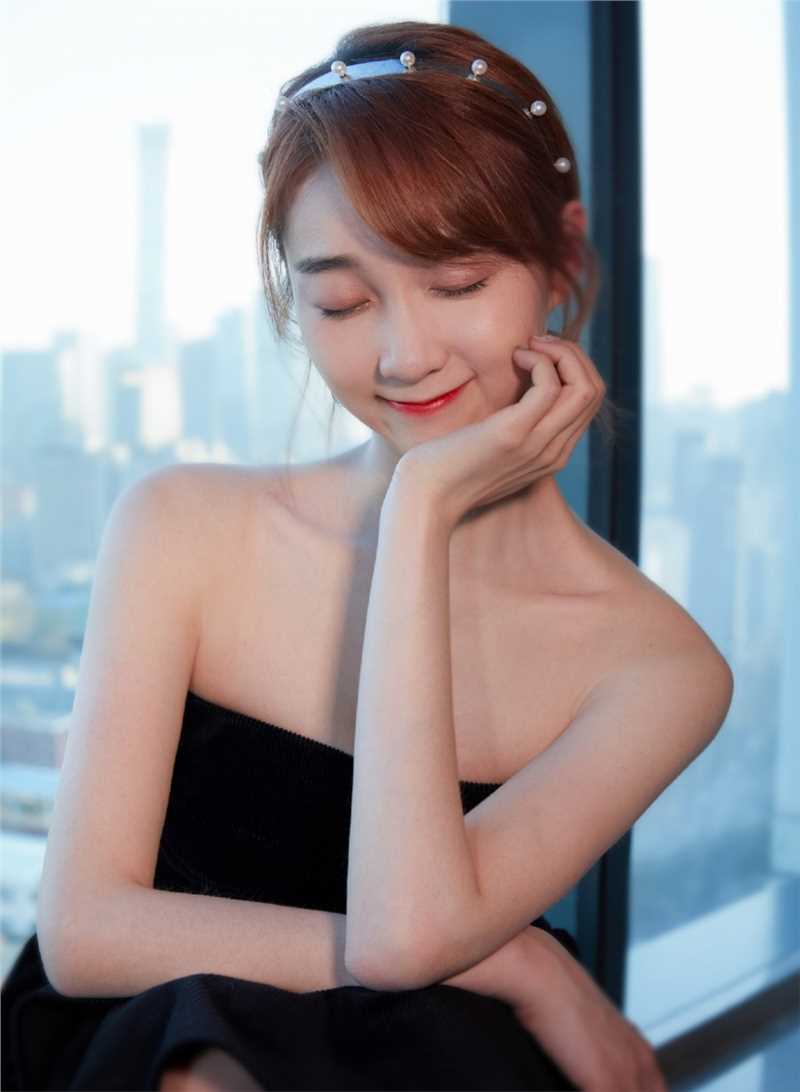 高清甜美女孩李子璇露肩礼裙香艳惹火酥胸图片图集