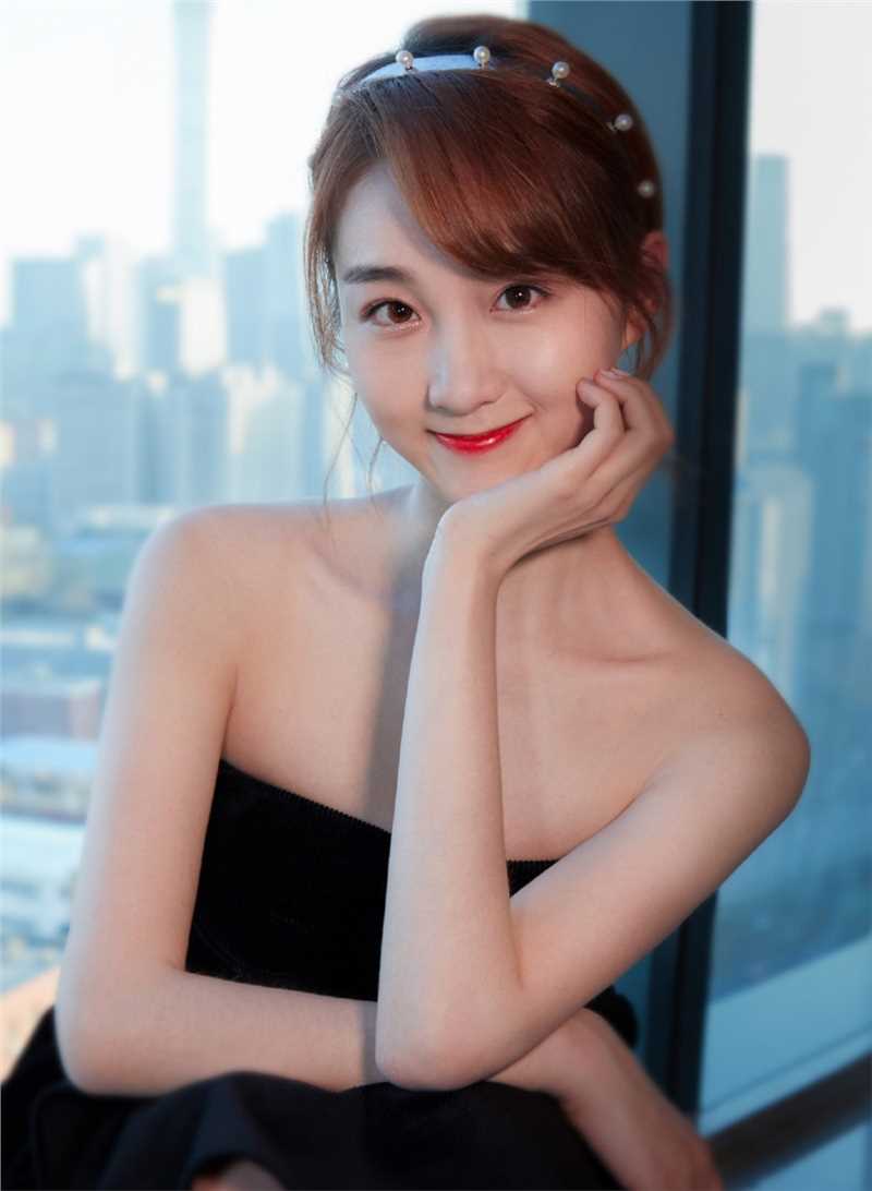 高清甜美女孩李子璇露肩礼裙香艳惹火酥胸图片图集