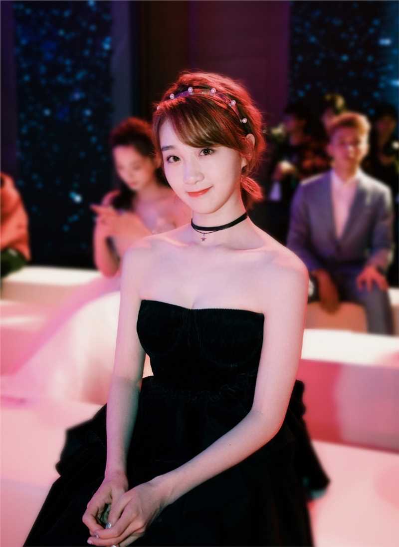 高清甜美女孩李子璇露肩礼裙香艳惹火酥胸图片图集