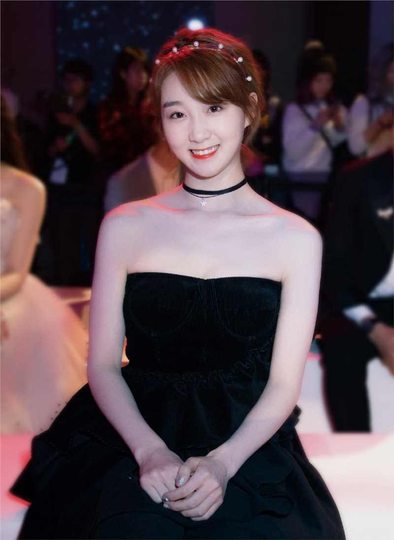 高清甜美女孩李子璇露肩礼裙香艳惹火酥胸图片图集