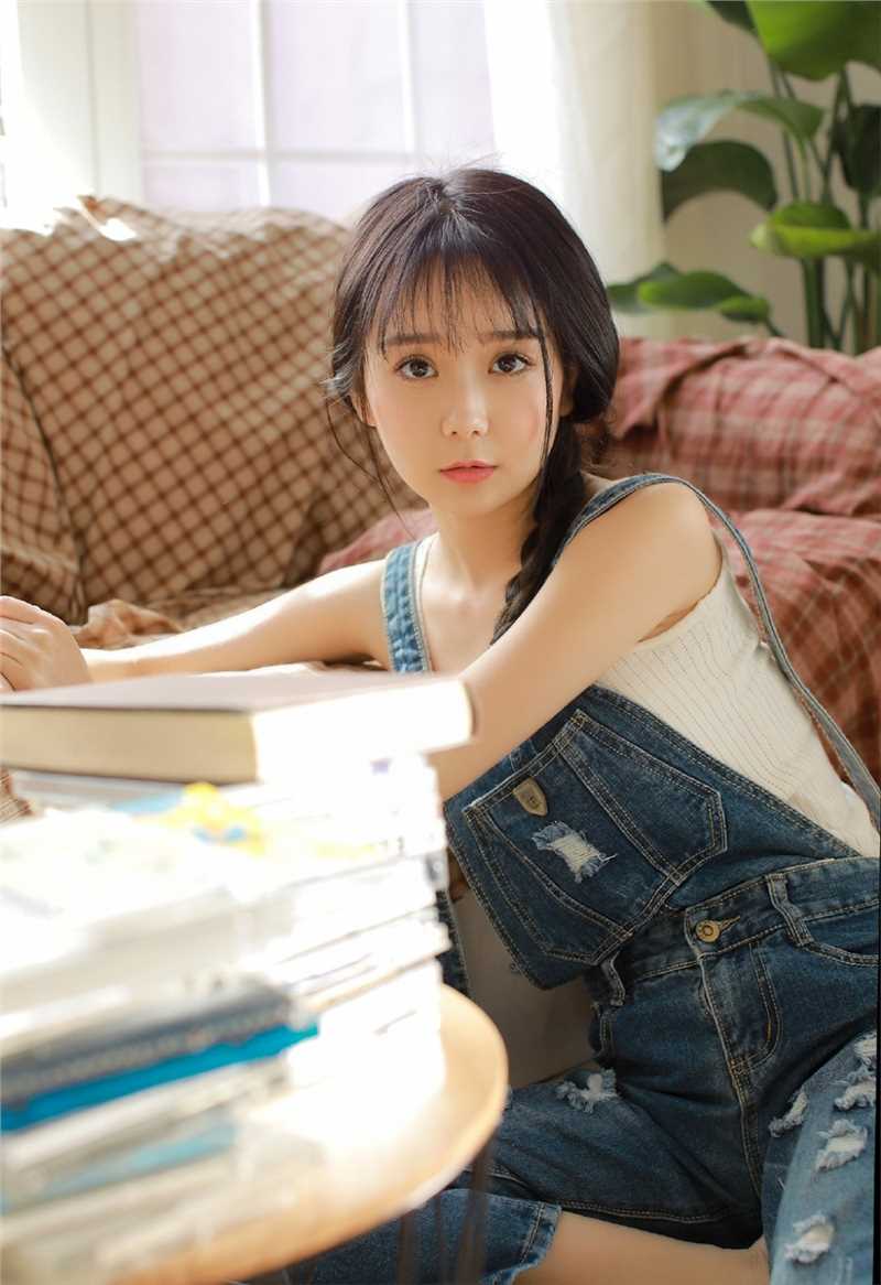 最全抚媚邻家文艺萝莉吊带牛仔裤长相甜美女孩壁纸