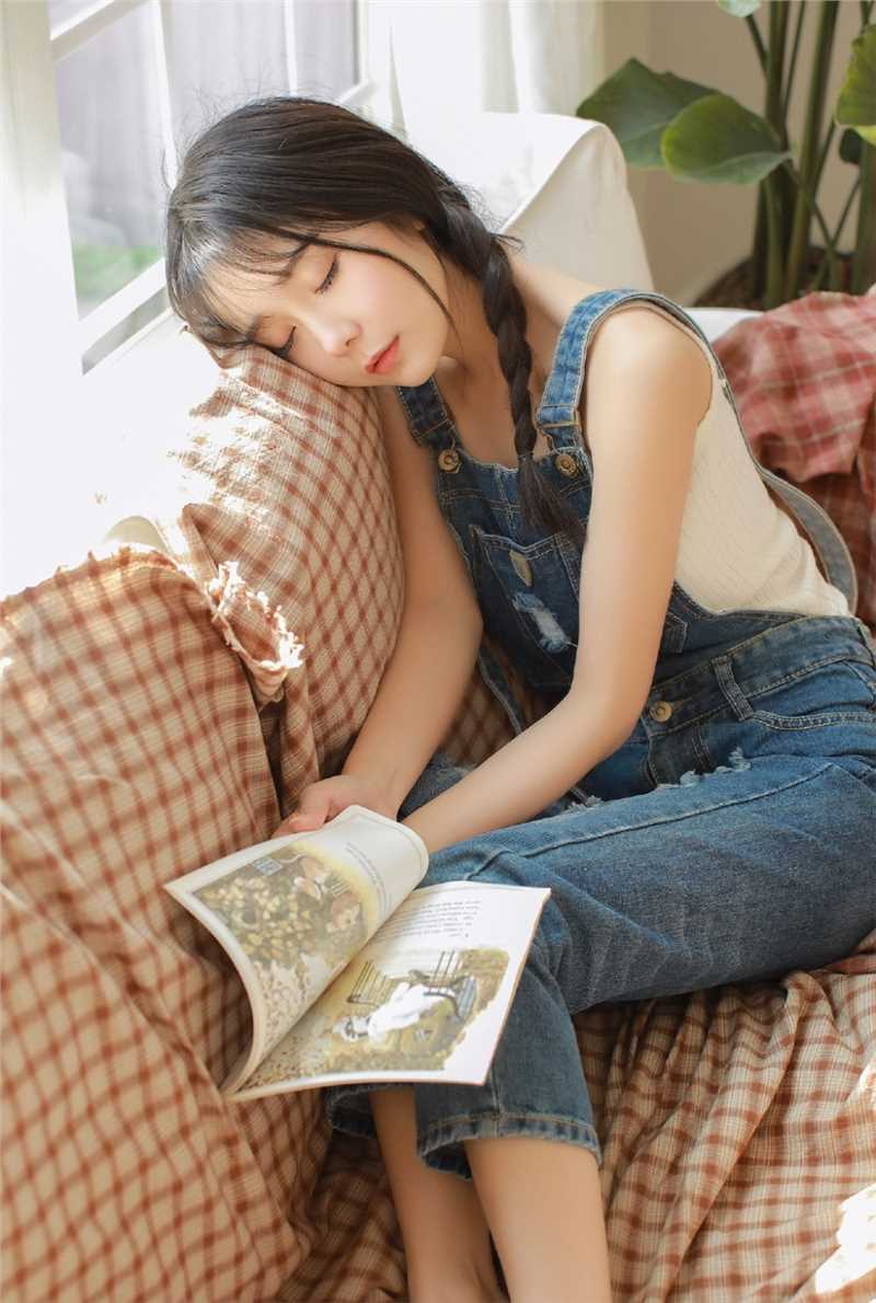 最全抚媚邻家文艺萝莉吊带牛仔裤长相甜美女孩壁纸