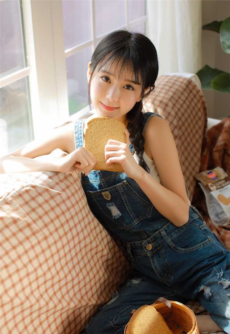 最全抚媚邻家文艺萝莉吊带牛仔裤长相甜美女孩壁纸