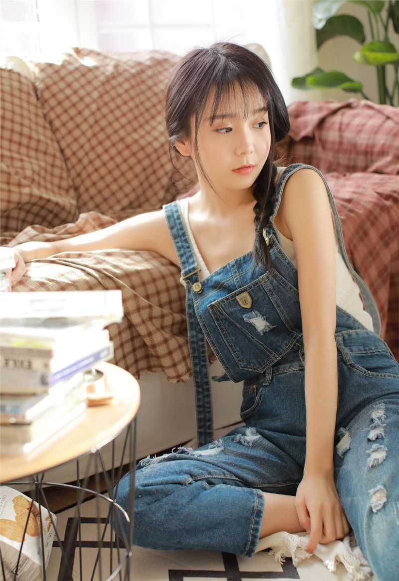 最全抚媚邻家文艺萝莉吊带牛仔裤长相甜美女孩壁纸