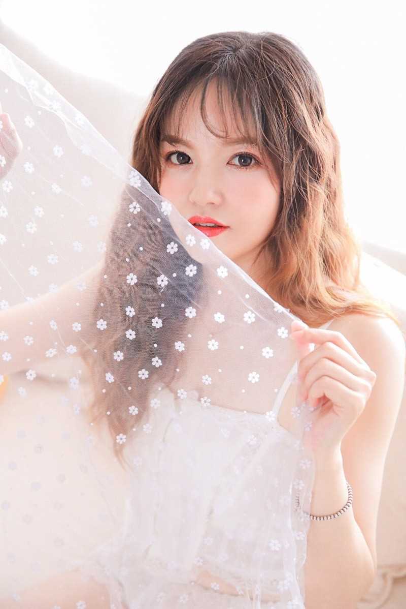 高清甜美女孩短裙白皙嫩肤诱惑图片图集