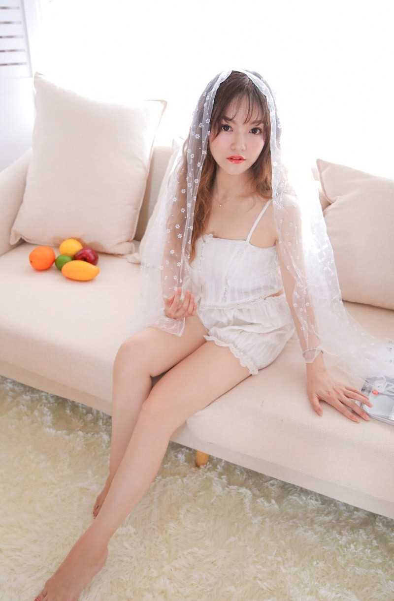 高清甜美女孩短裙白皙嫩肤诱惑图片图集