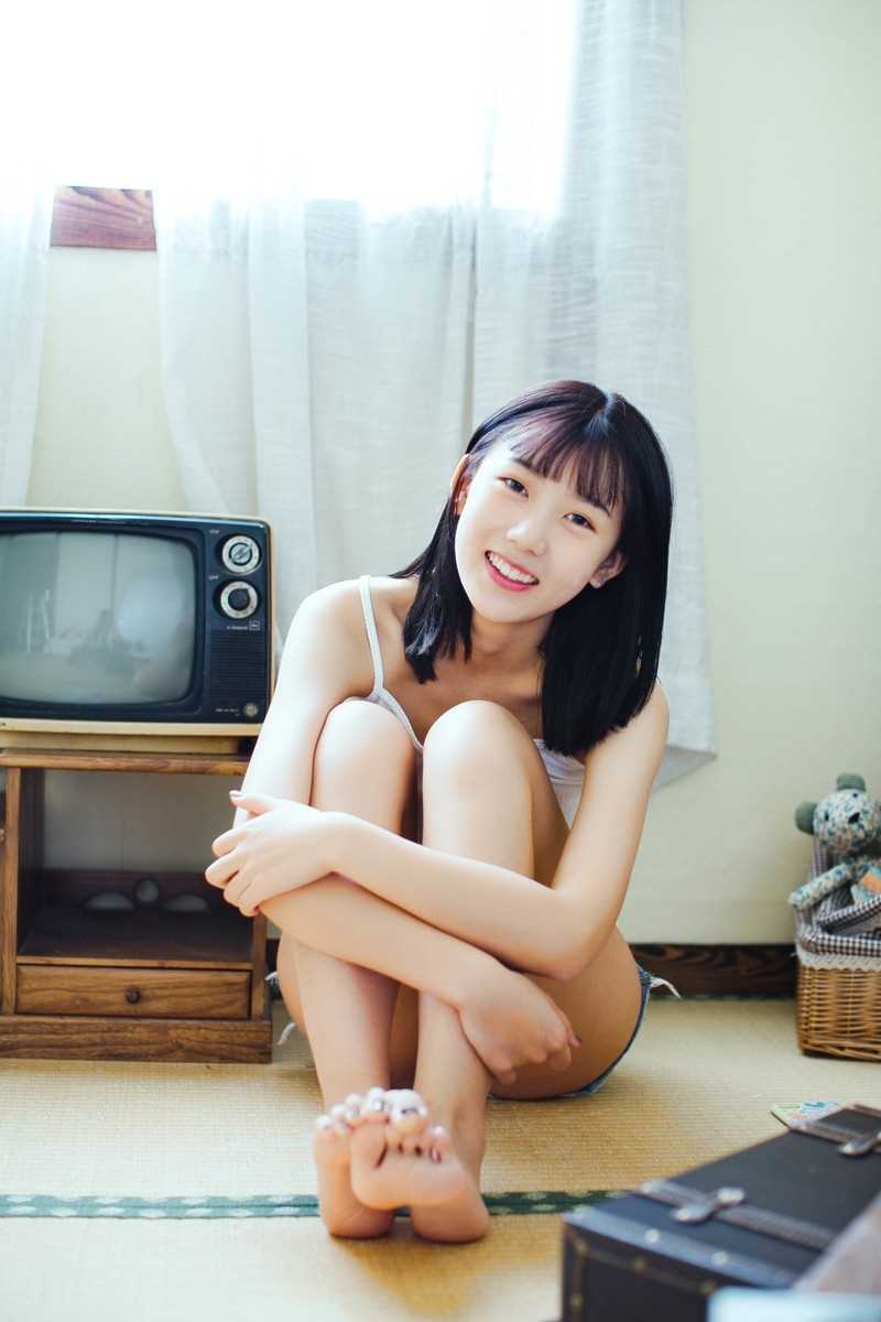 精选甜美女孩私房迷人笑容大长腿玉足图册