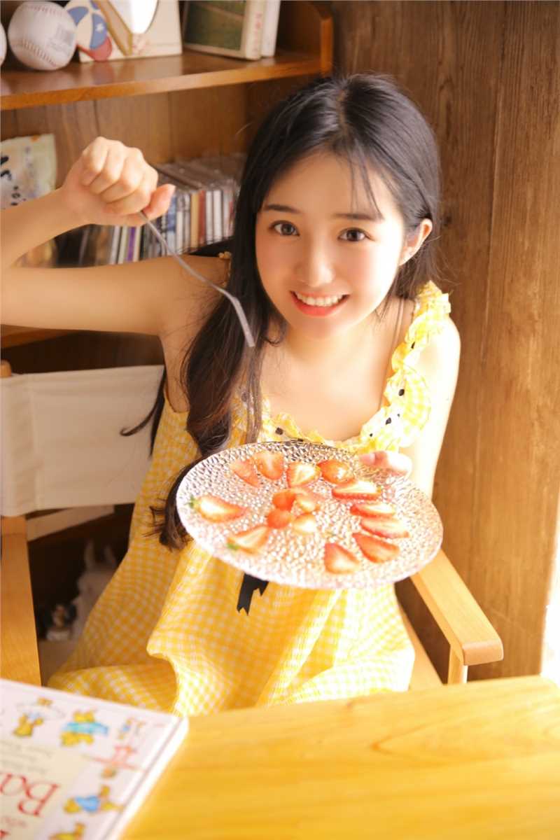 优质00后热爱草莓甜美女孩私房美食诱惑图片