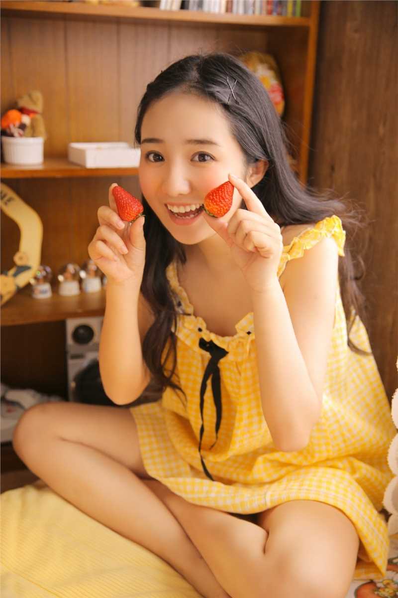 优质00后热爱草莓甜美女孩私房美食诱惑图片