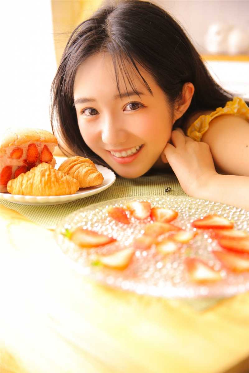 优质00后热爱草莓甜美女孩私房美食诱惑图片