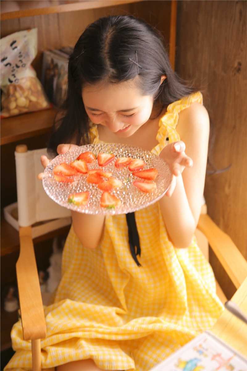 优质00后热爱草莓甜美女孩私房美食诱惑图片