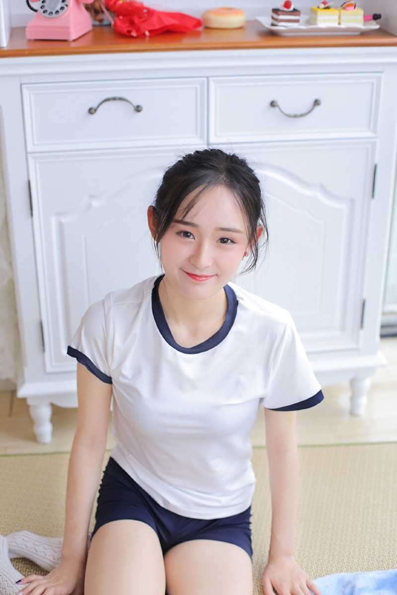 精选甜美女孩香橙体操服室内青涩图册